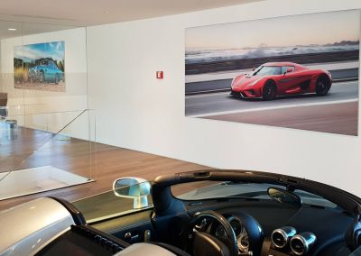 Cadre toile tendue, décoration dans une agence automobile